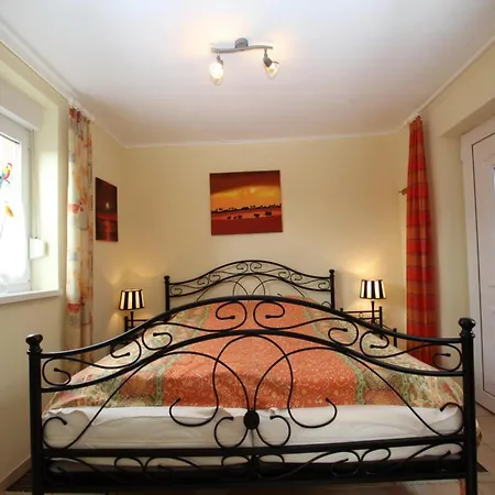 Strandnaher Renoviert, * 多纳莫塞尔